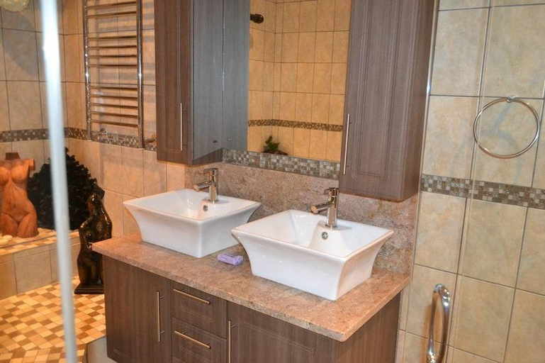 Bathroom 2, Ikhanda Guesthouse, Ehlanzeni
