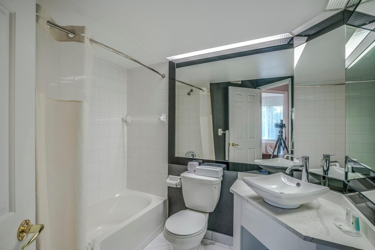 Bathroom 4, Quality Suites, La Côte-de-Beaupré