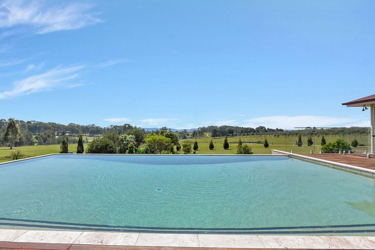 Sport & Beauty 2, Noble Willow Estate Lovedale. Super Spacious, with views and pool, Cessnock
