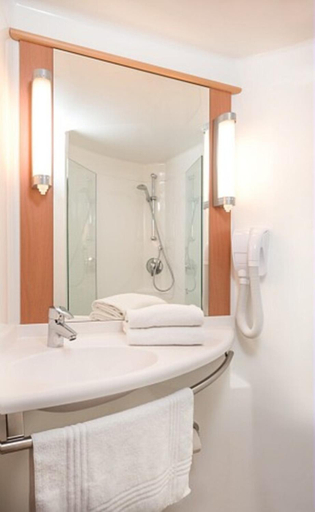 Bathroom, ibis Vitre Centre, Ille-et-Vilaine
