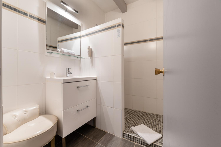 Bathroom 3, Hotel Ermitage, Gard