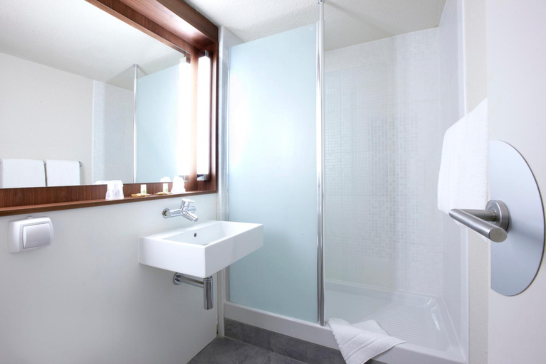 Bathroom 4, Campanile Bourg En Bresse Viriat Hotel, Ain