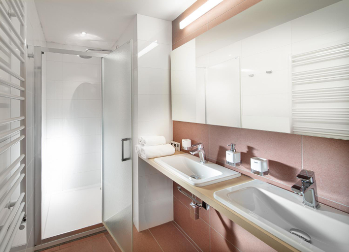 Bathroom 4, Hotel Hoehlenstein Juns-Tux, Schwaz