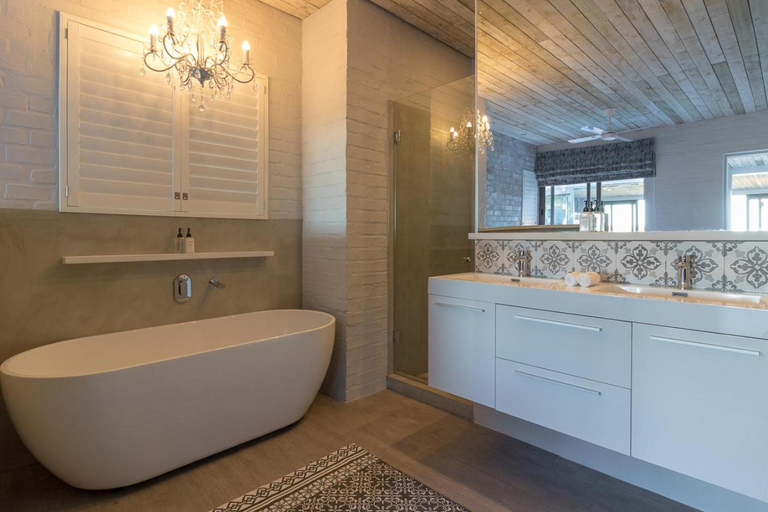 Bathroom 2, The Quarter Deck, Cacadu