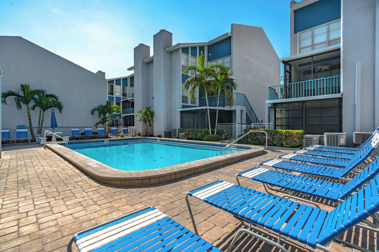 Sport & Beauty 4, Madeira Beach Yacht Club 215F by Distinctive Beach Rentals, Pinellas