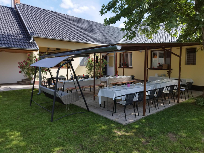 Others 4, Tartos Szegfu Vendeghaz, Maganszallas, Kiskőrös