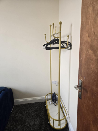 2, Charming Wolverhampton Apartment with Private Entrance, Wolverhampton