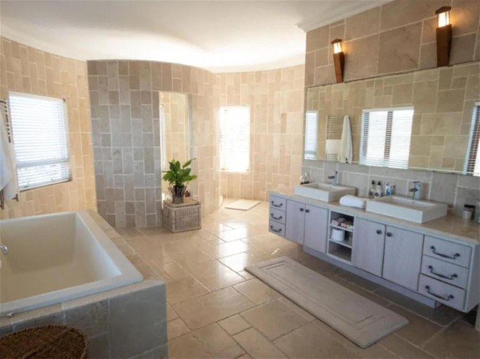 Bathroom 4, Castle On The Heads, Eden