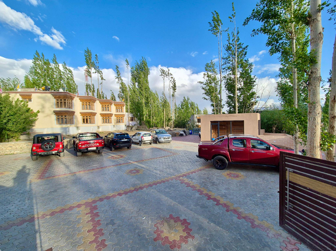 Exterior & Views