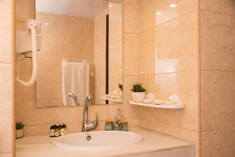 Bathroom 4, Aparthotel Ona Palamos, Girona
