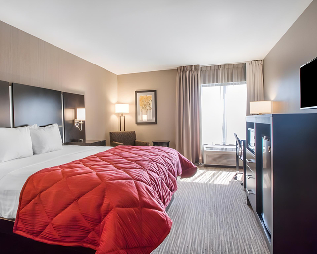 Bedroom 3, Clarion Inn & Suites, Greene