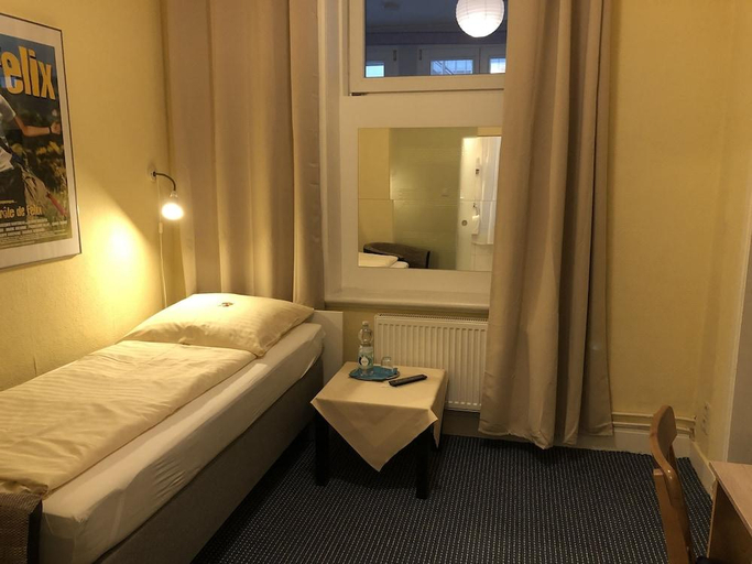 Bedroom 2, ALPHA Hotel Garni, Hamburg