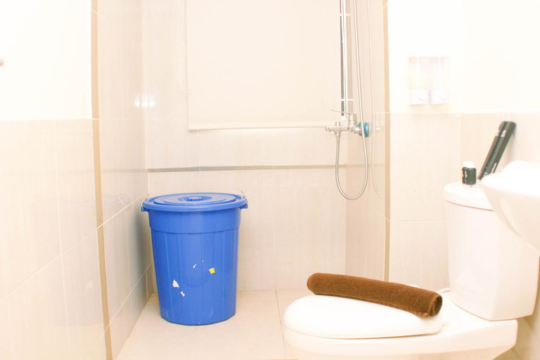 Bathroom 3, Comfort Well 2BR at Meikarta Apartment By Travelio, Cikarang