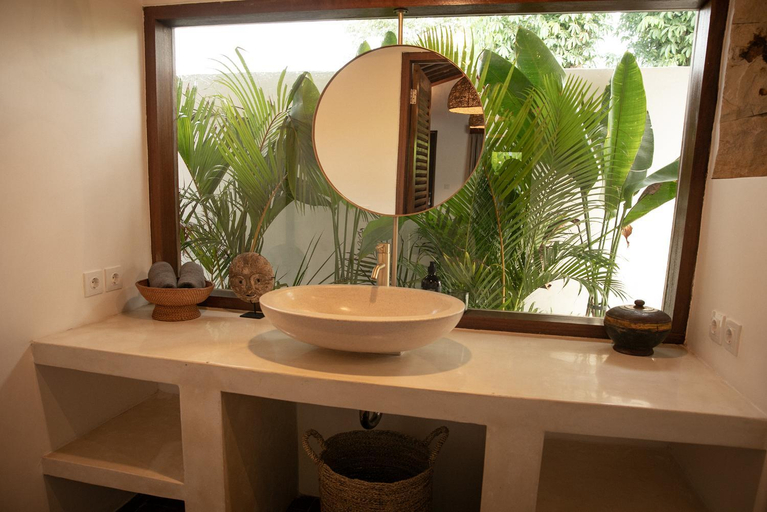 Bathroom 4, La Kreyiol, Badung