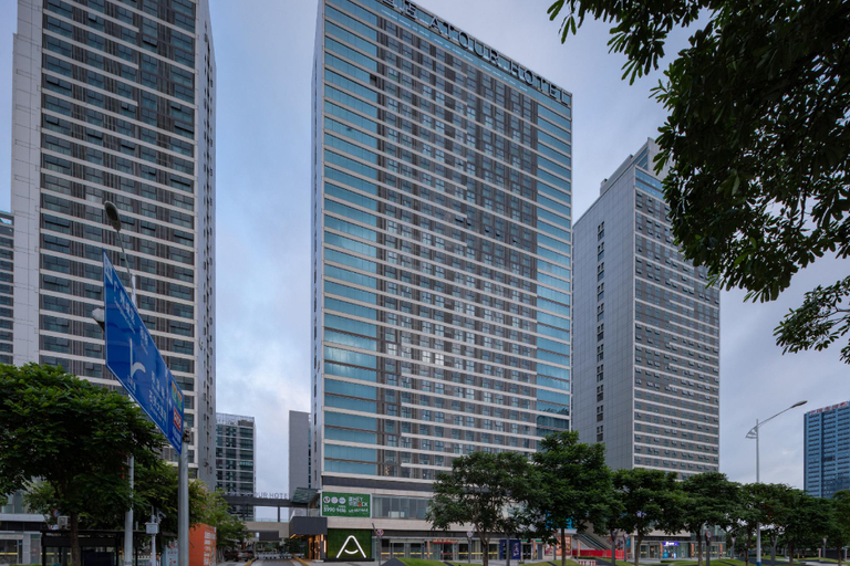 Exterior & Views
