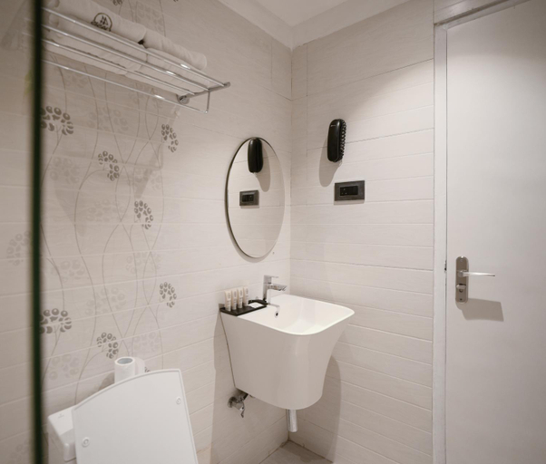 Bathroom 4, 44 Oasis , Chennai