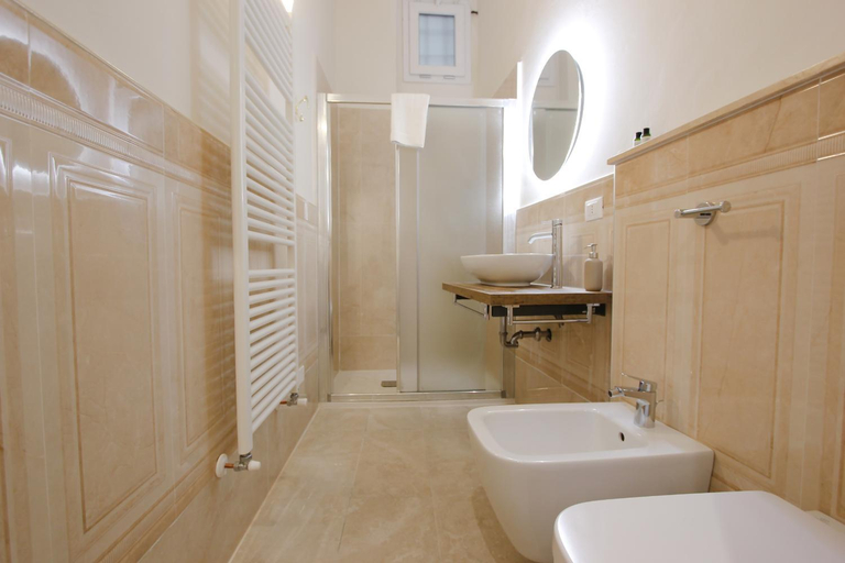 Bathroom 4, Calzaiuoli, Florence