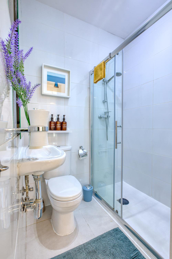 Bathroom, Bright spacious getaway close to the Sea