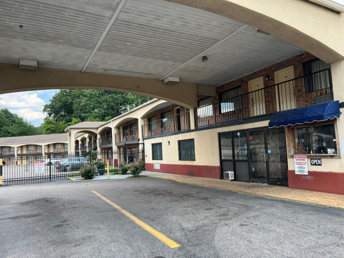 Exterior & Views 1, crown inn, Shelby