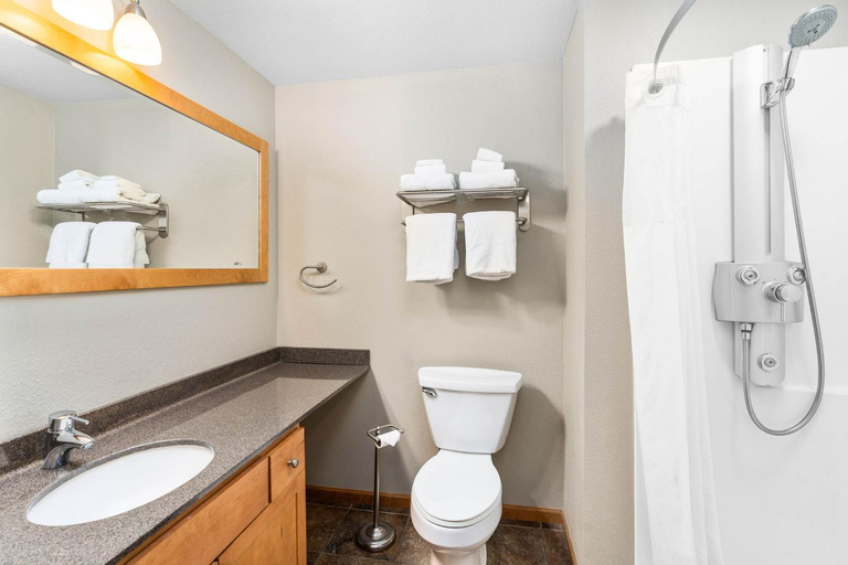 Bathroom 3, Beacon Pointe on Lake Superior, Saint Louis