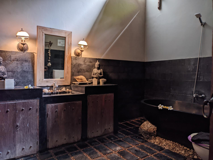 Bathroom 2, Astuti Gallery Homestay, Bantul