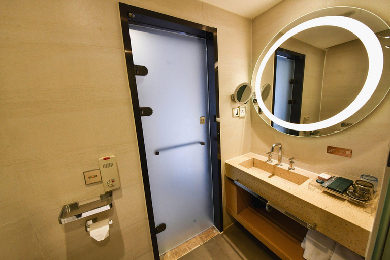 Bathroom 4, Zmax Hotel·Yantai Shimao Binhai Plaza, Yantai