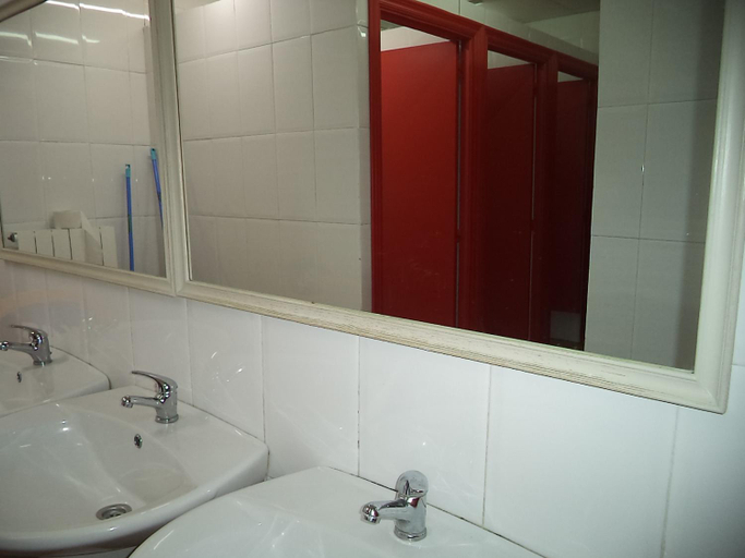 Bathroom 3, Albergue de Peregrinos A Santiago, Burgos