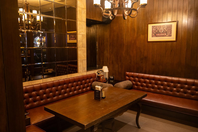 Food & Drinks 4, Peninsula Redpine , Mumbai Suburban