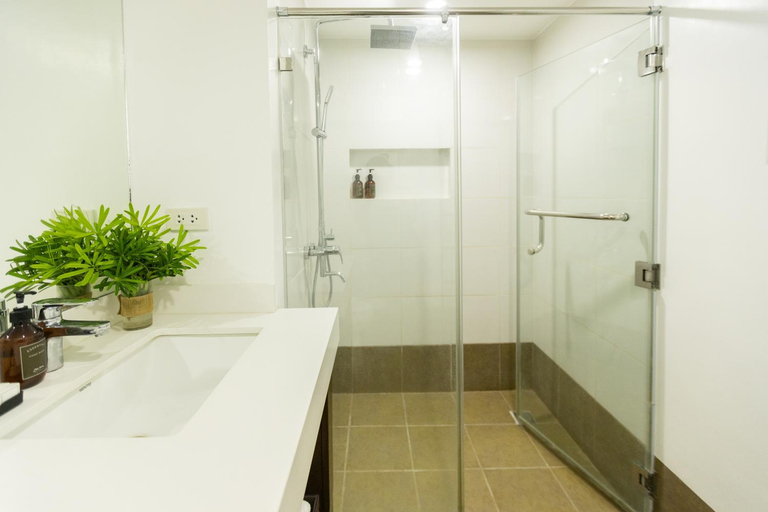 Shower 2, Palm Beach Resort, San Juan