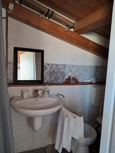 Bathroom 2, Casa Antioco B&B, Syracuse