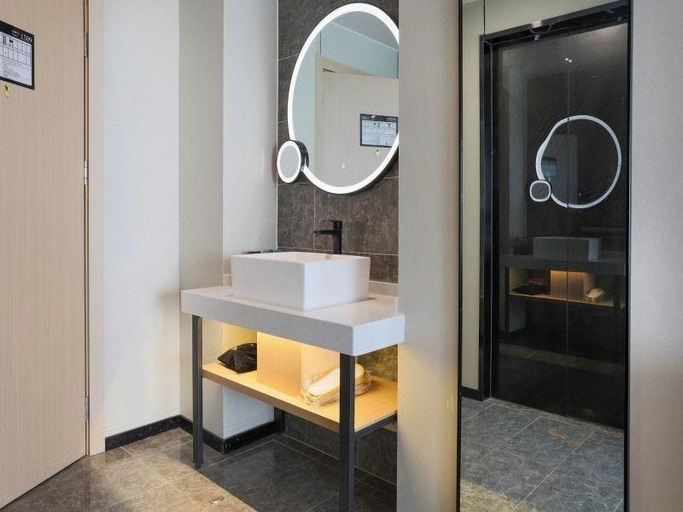 Bathroom 3, GreenTree Inn Express Laizhou Bus Station Wenhua Xi Street, Yantai