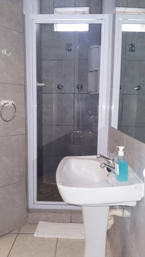 Bathroom 2, Country Village, Cacadu