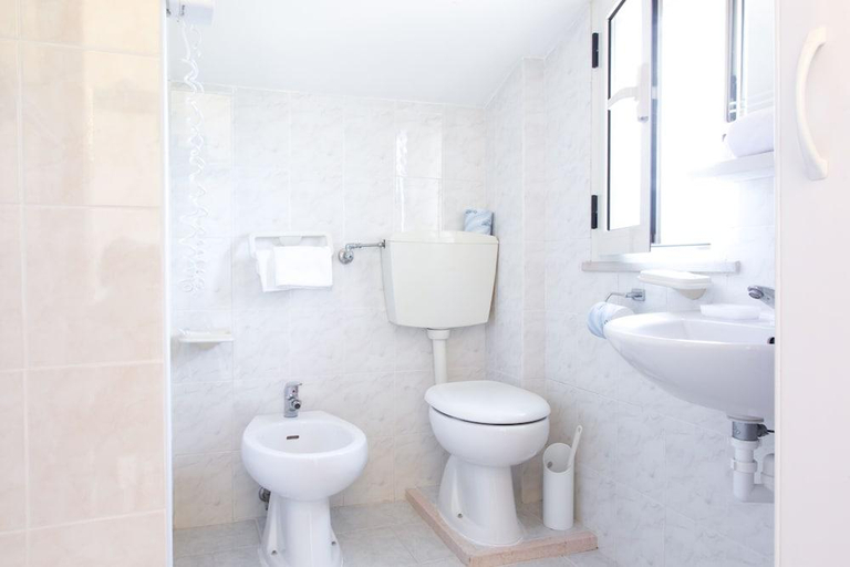 Bathroom 3, Il Giardino, Foggia