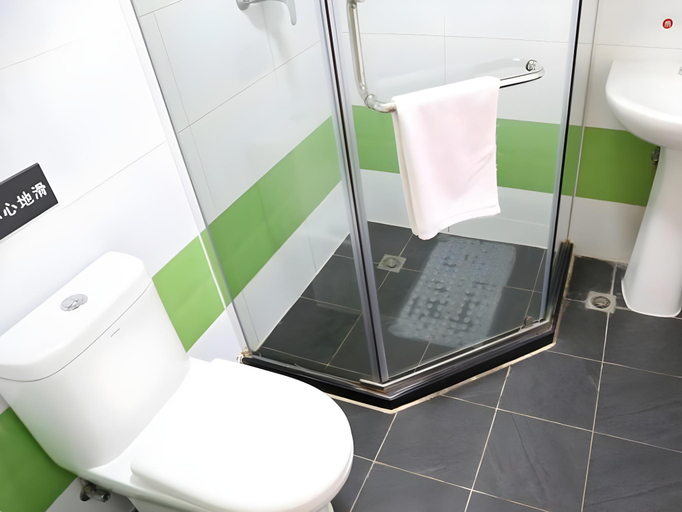 Bathroom 3, 7 Days Inn Baoding Railway Station, Baoding