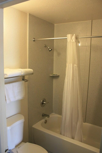 Bathroom 3, Express Inn, Solano