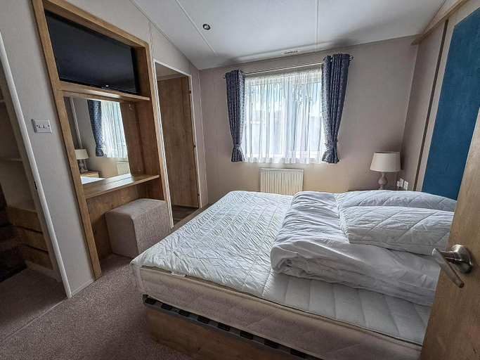 Bedroom 2, Beautiful 4 Berth Lodge With Decking At Manor Park In Hunstanton Ref 23038C, Cambridgeshire