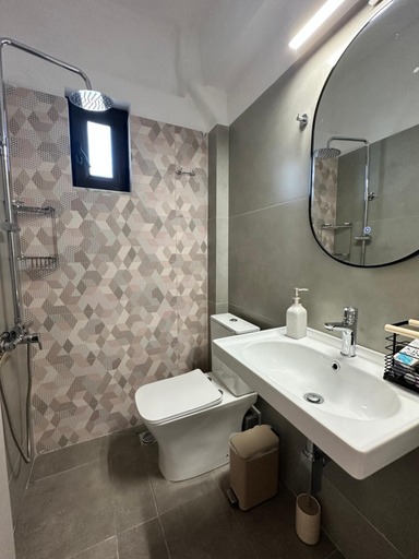 Bathroom 2, Tsimiklis Apartments, Peloponnese