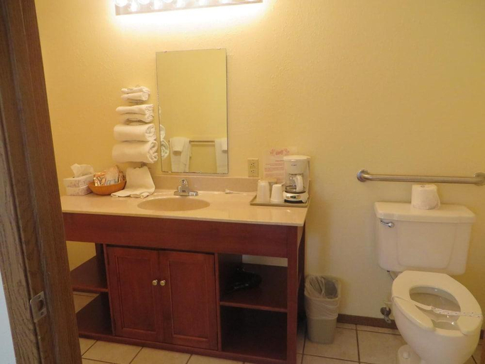 Bathroom, Honeysuckle Inn, Howell