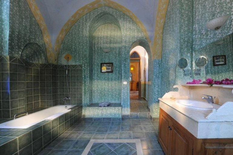 Bathroom, Al Moudira Hotel, Luxor