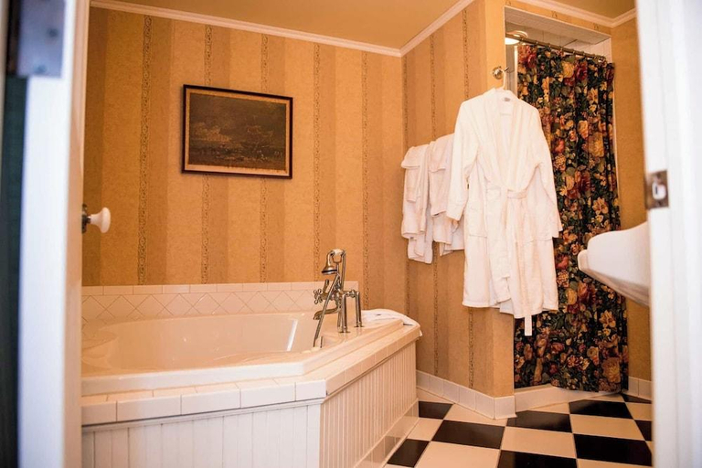 Bathroom 3, Springside Inn, Cayuga