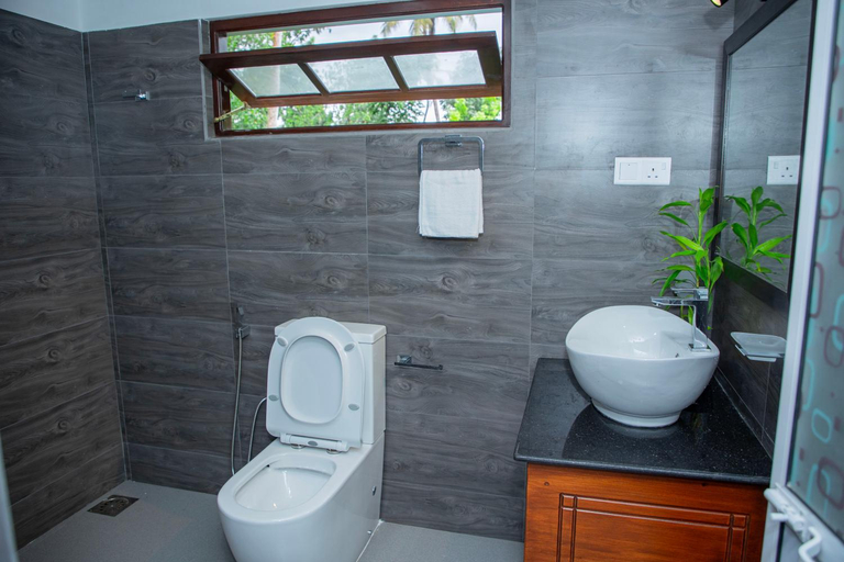 Bathroom 5, VDN House, Galle Four Gravets