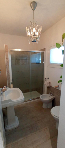 Bathroom 2, Message in a Bottle Bed and Breakfast, Imperia