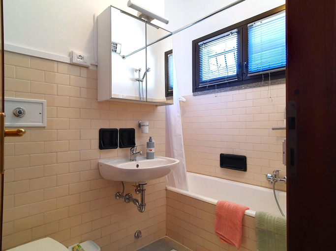 Bathroom 3, Holiday Home by Lake Maggiore with Balcony, Varese
