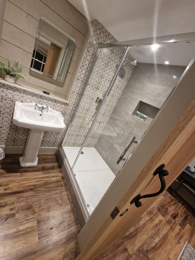 Bathroom 2, The Riverside, Gloucestershire