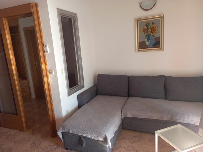 Others 4, Vila Nives, Podgora