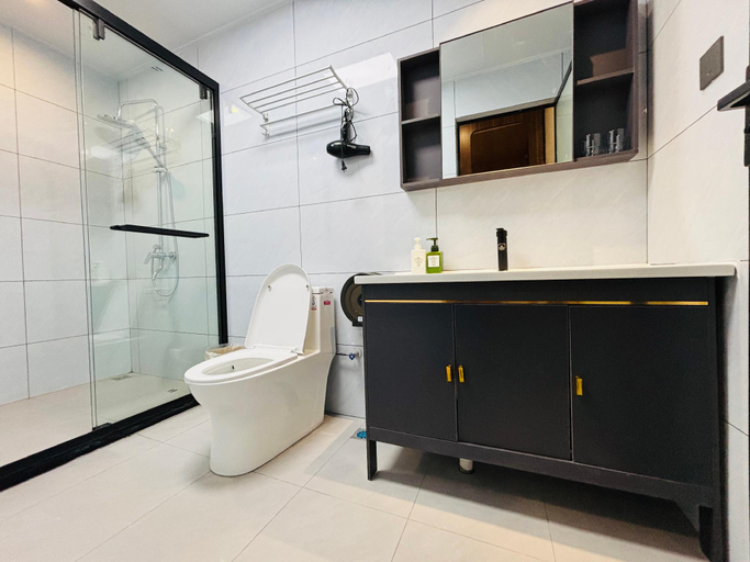 Bathroom 5, KouAn Apartment Shenzhen Exhibition Centre, Shenzhen
