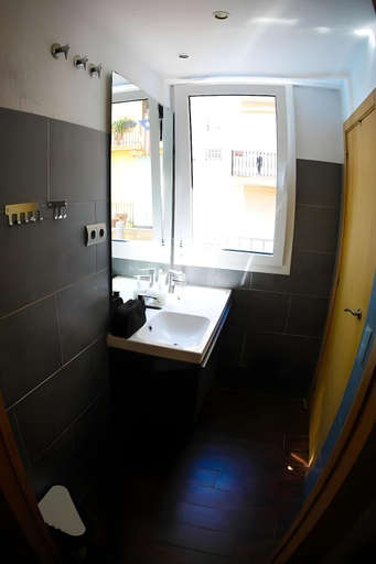Bathroom 3, Onefam Paralelo, Barcelona