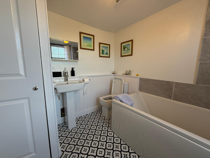 Bathroom 3, Spring Garden Holiday Apartments, Hampshire