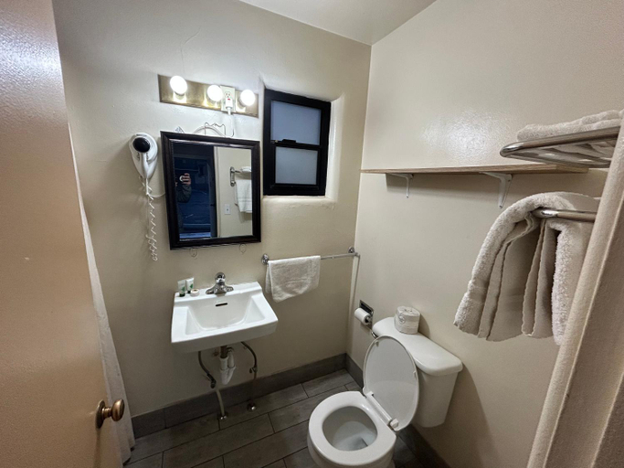Bathroom, Motel 6 Williams AZ Historic Route 66 GA, Coconino
