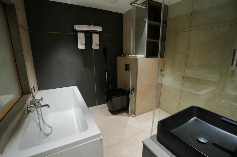 Bathroom 5, DORO ROYAL SUITE, Palakkad